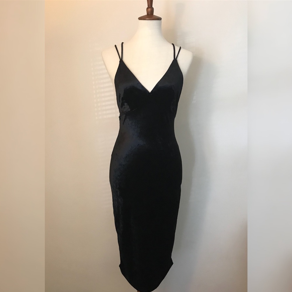 Elegant🌹 Black Velvet Dress🥂 - Picture 2 of 7